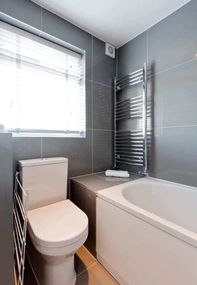 Фото Bright and Modern Bayswater Apartment