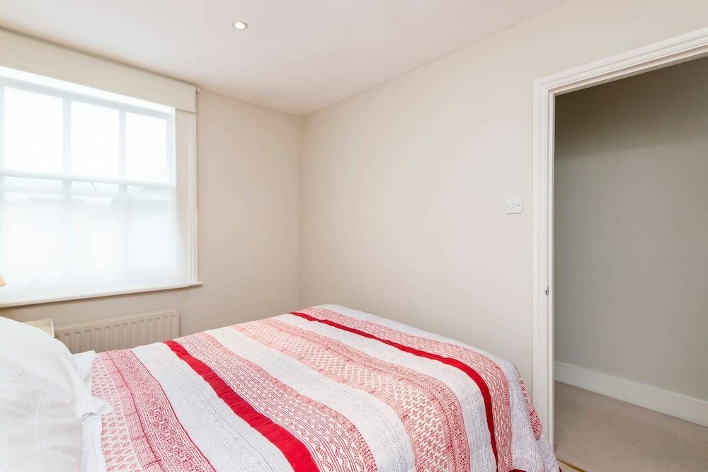 Фото Delightful 2-bed Home, Fulham