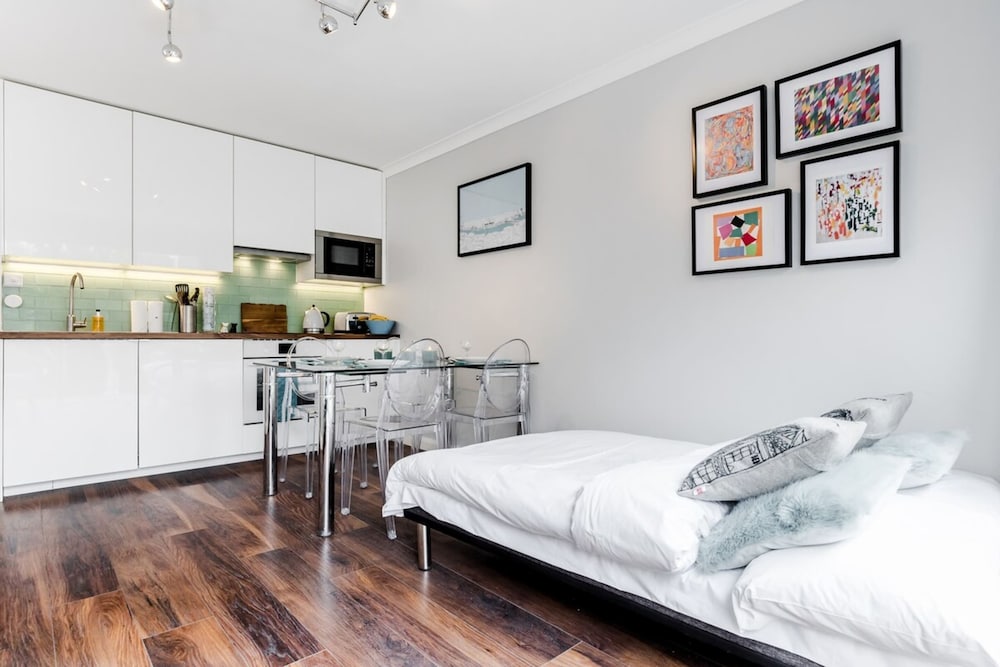 Фото Lovely 2 Bedroom Apartment With Garden, South Bank Westminster