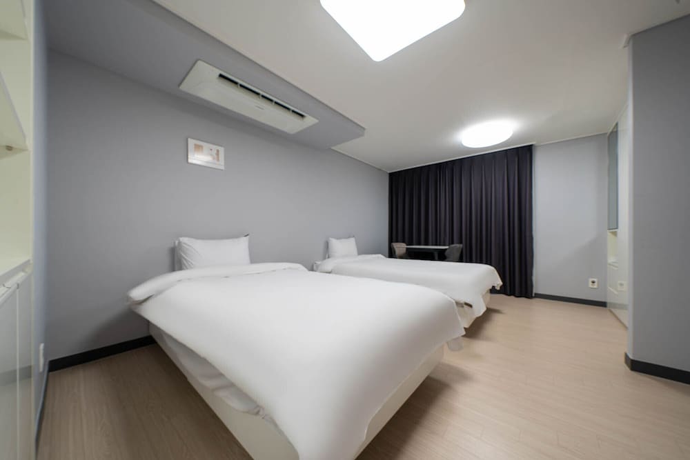 Фото Yeosu Myoungga Hotel