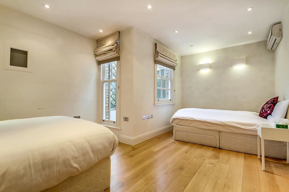 Фото Pont Street Mews Townhouse