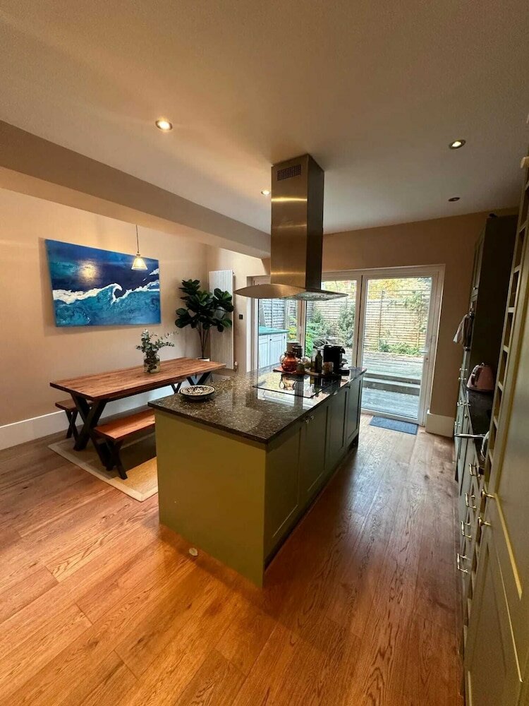 Фото Tranquil & Family-friendly 3bd Home, Clapham!