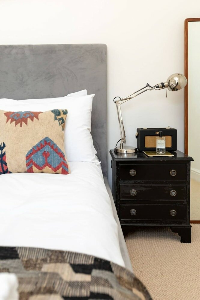 Фото Light and Spacious 1 Bedroom Maisonette - Brockley