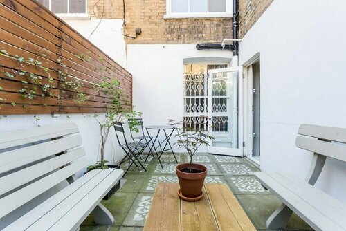 Гостиница Delightful 2 bed Garden Flat in Shepherd's Bush в Лондоне