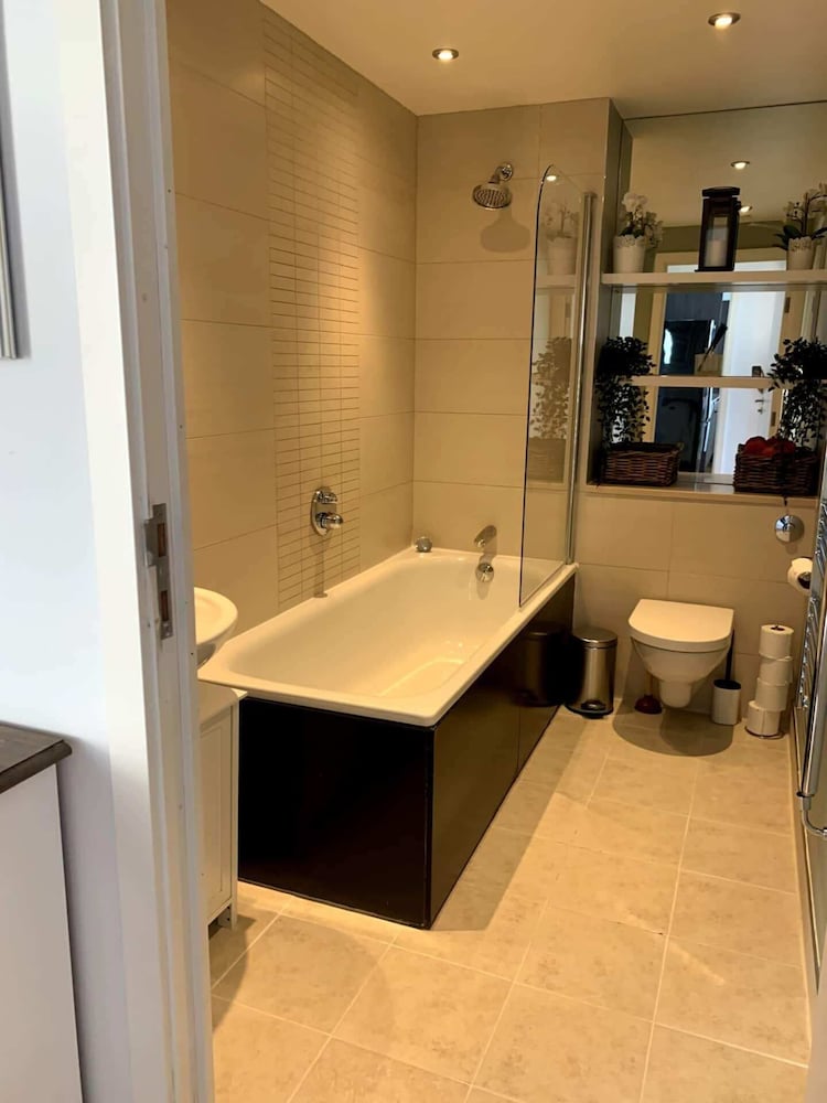 Фото Stylish 2 Bedroom Apartment