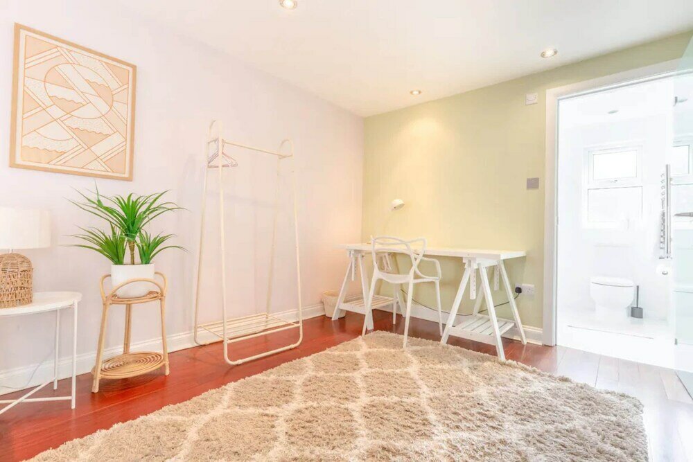 Фото Stylish 2 Bedroom Apartment Beside Putney Station