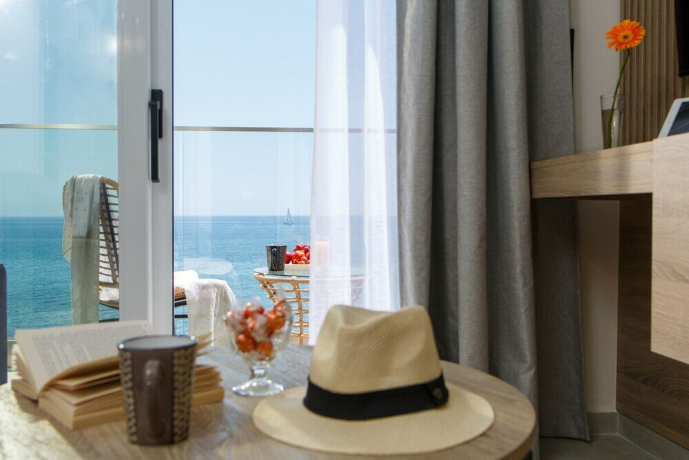 Фото Hersonissos Beach Front Suites