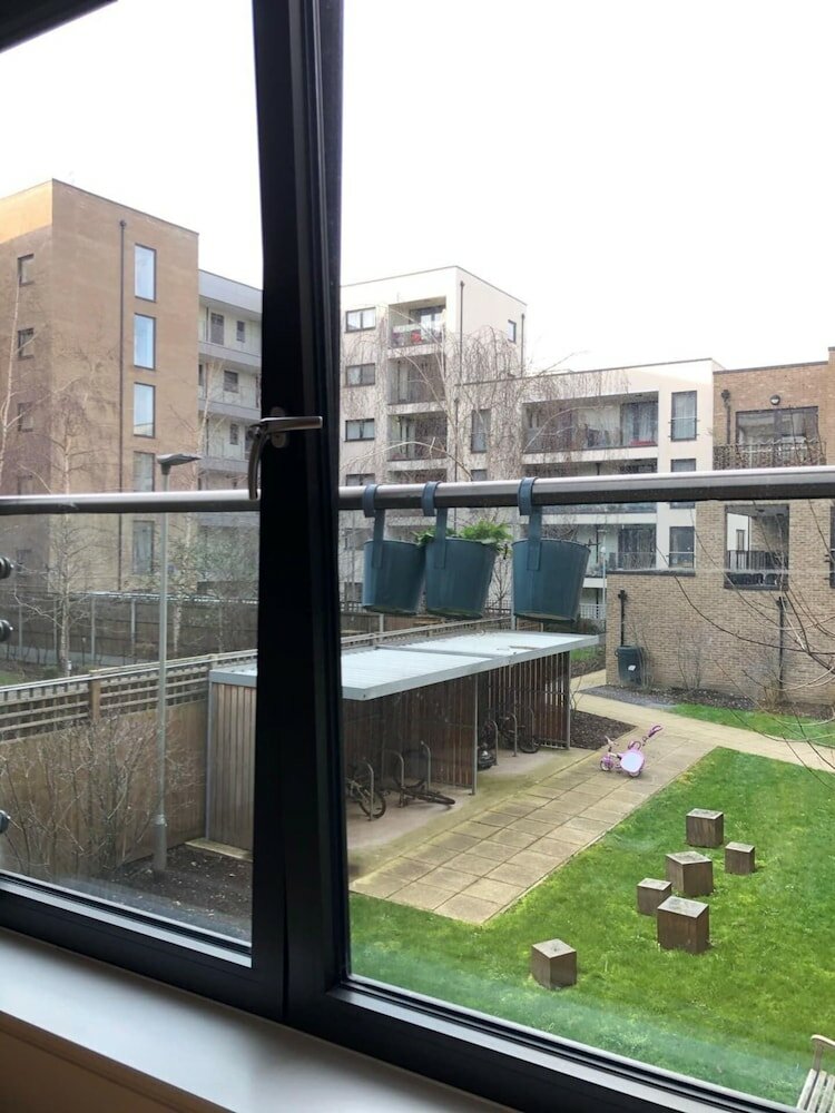 Фото Stunning Modern 1 Bedroom Apartment Near Canary Wharf