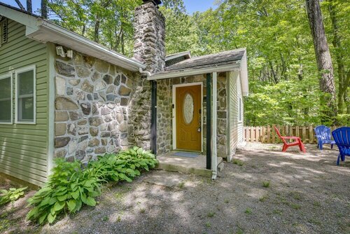 Гостиница Creekside Hudson Valley Retreat ~ 4 Mi to Winery! в Монро