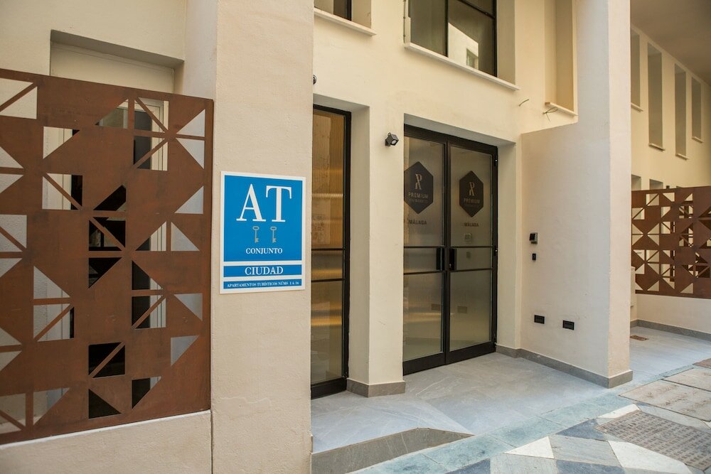 Фото Apartamentos Málaga Premium - Calle San Telmo