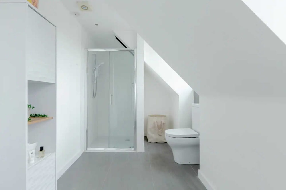 Фото Bright & Spacious 5bd House - Peckham