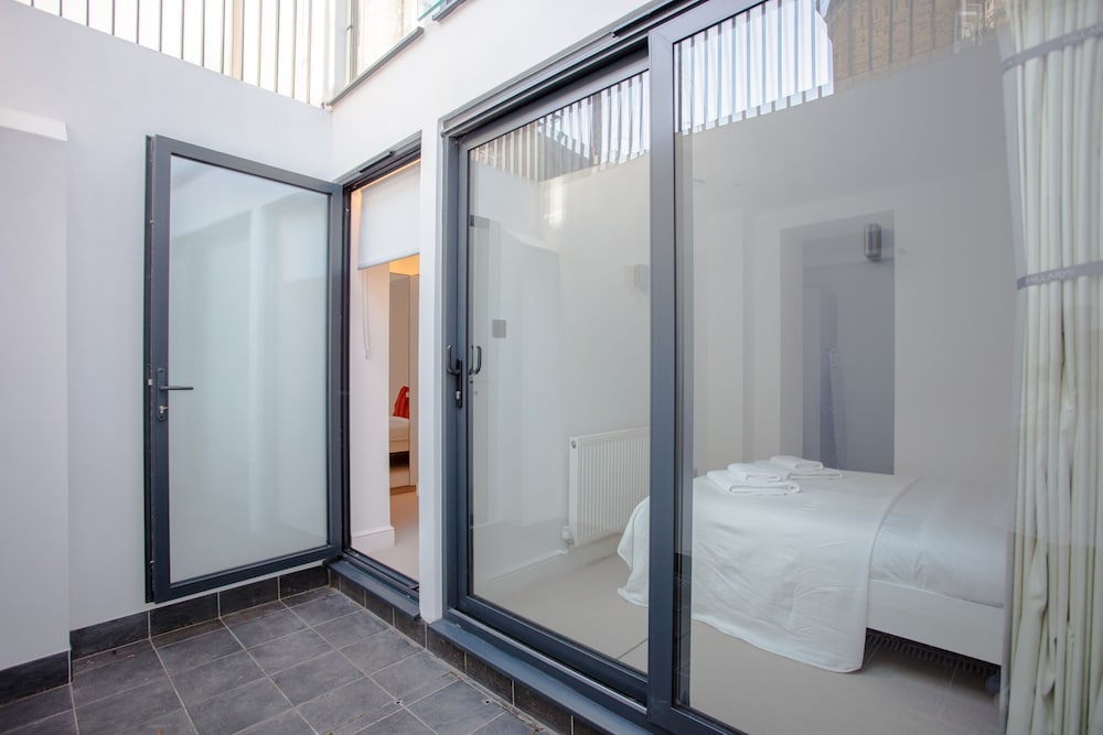 Фото Newly Refurbished Modern 3 Bedroom Apartment in Affluent Fulham