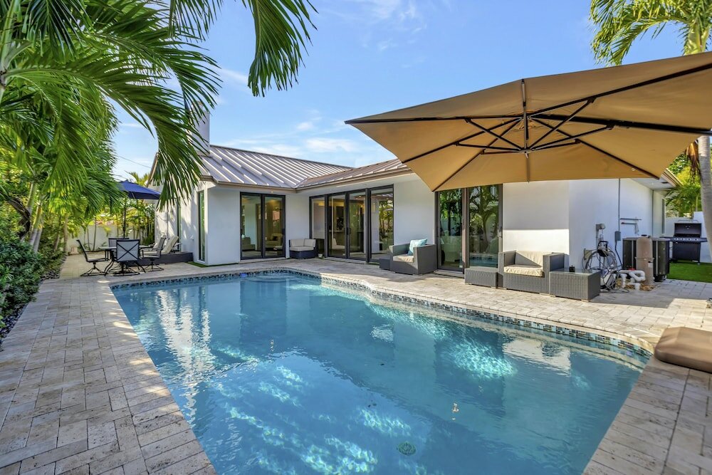 Фото Lynora's Luxe Estate Modern Design