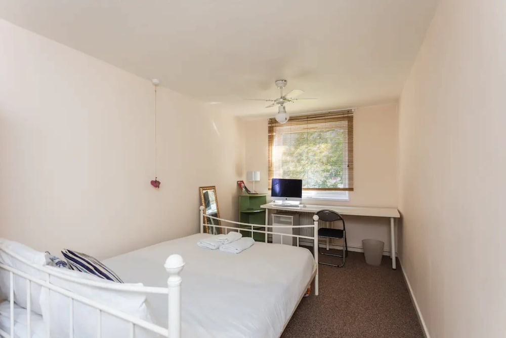 Фото Homely 2 Bedroom House in Kennington With Garden