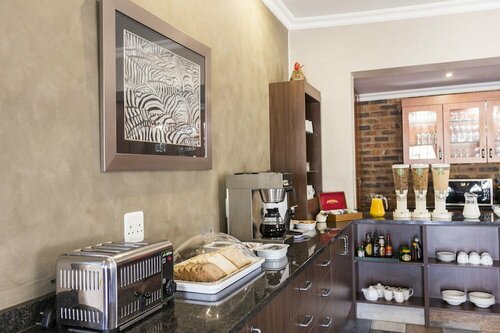 Гостиница Ruth Avenue Guest House в Эденвале