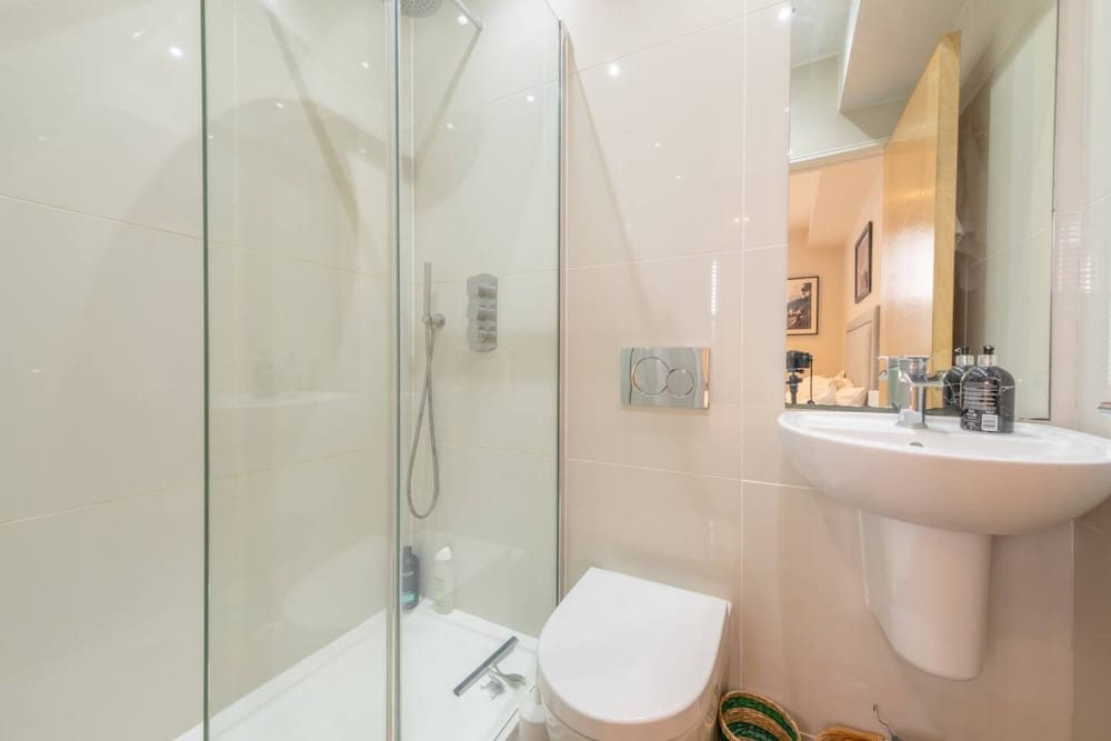 Фото Stylish 2 Bedroom Apartment in Chelsea With Garden