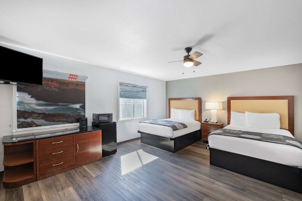 Фото Oceanside Inn & Suites, a Days Inn by Wyndham
