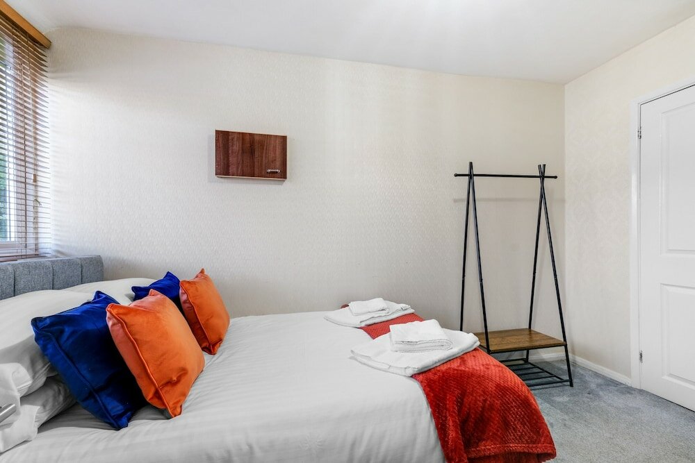 Фото Serviced 4 Bdrm 2 bath house Maidenhead