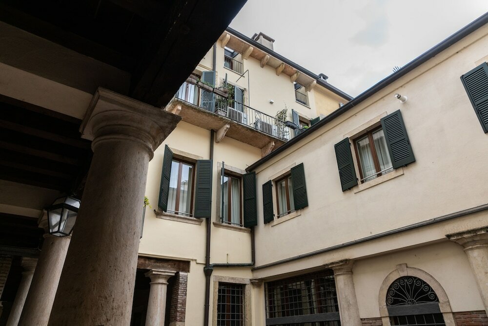 Фото Prestigious Residence Brà with a turret overlooking Verona