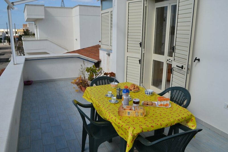 Гостиница Central Holiday Home With Terrace And Garden Parking Available