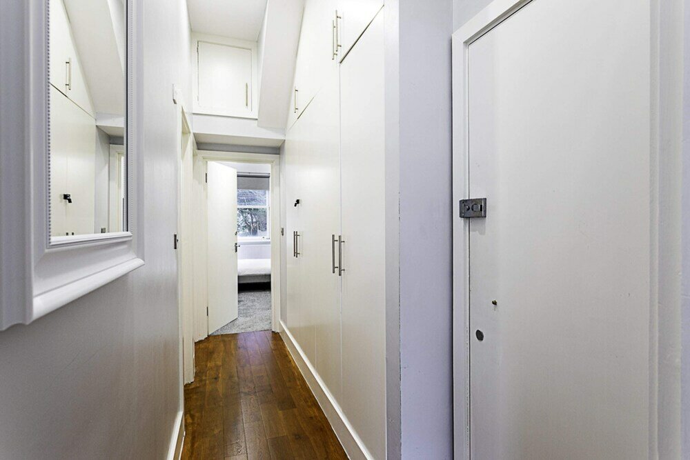 Фото Refurbished St. johns Hill Apartment