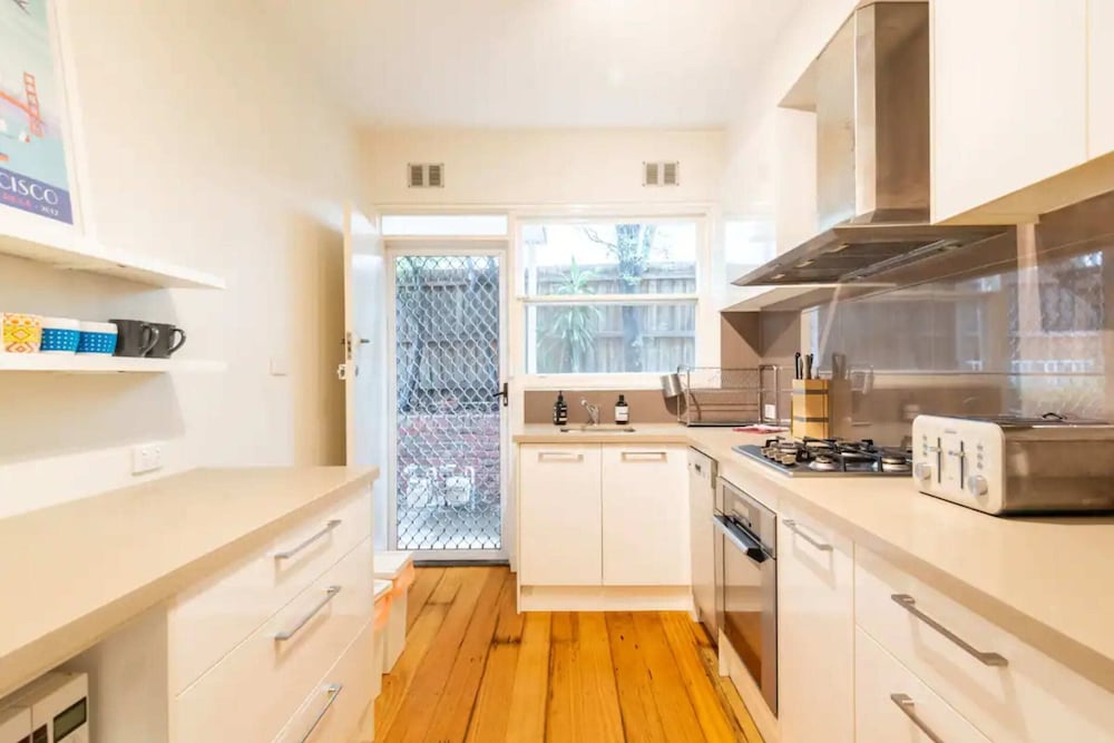 Фото Sunny 1 Bedroom Flat in Quiet St Kilda With Parking