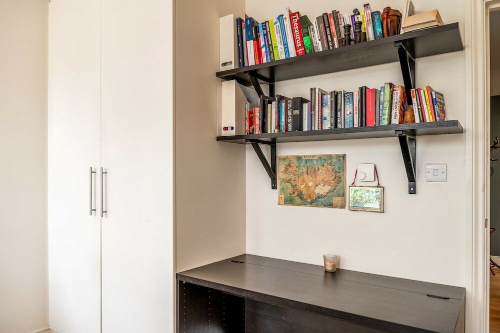 Фото Bright & Spacious Battersea Flat