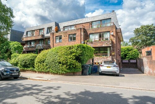 Delightful Vintage 2 Bedroom Apartment