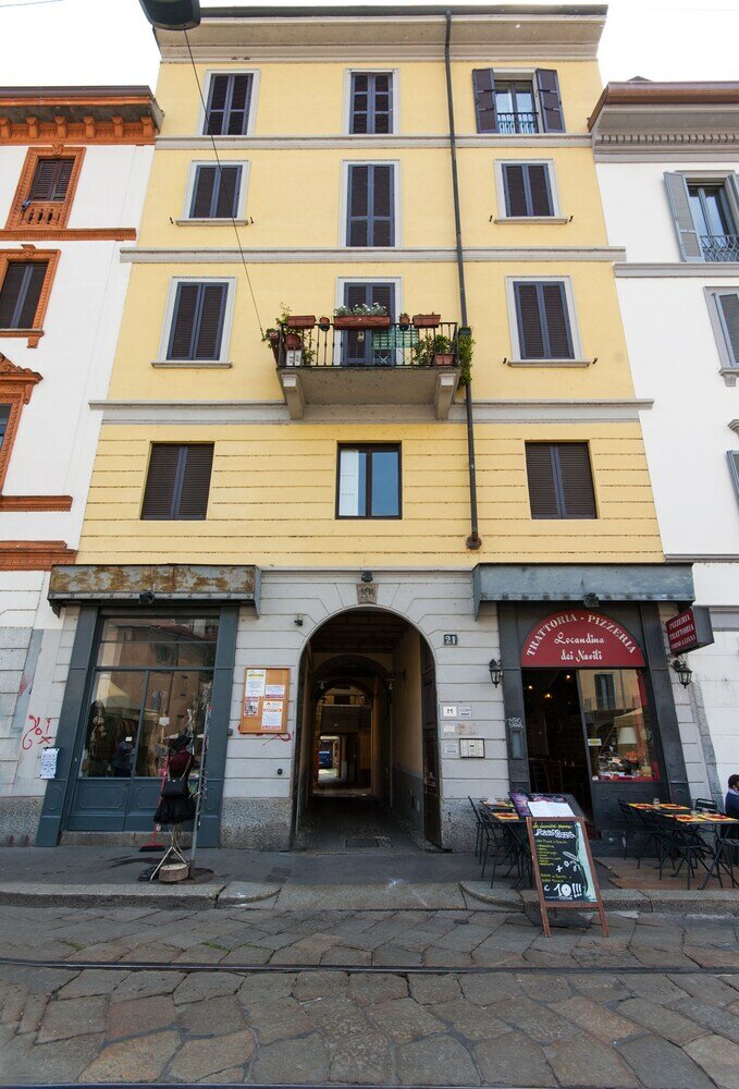 Фото Typical Apartment on River Naviglio Darsena
