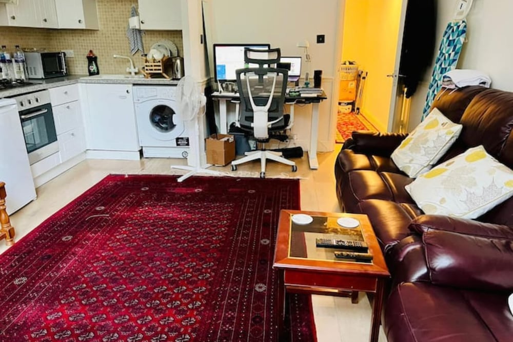 Фото Comfortable 2 Bedroom Apartment in West London