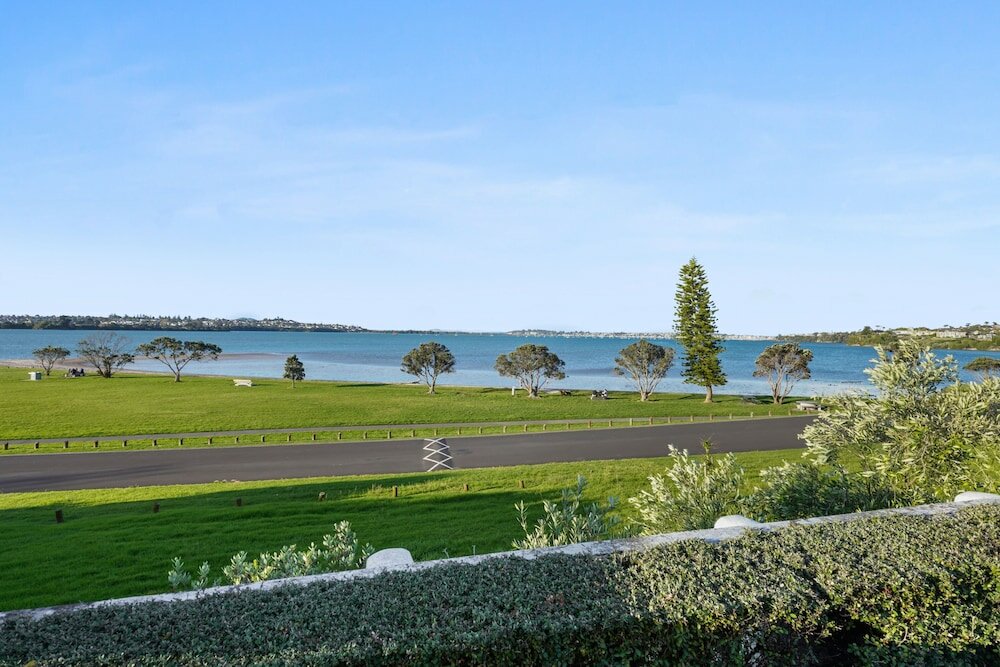 Фото Magnificent Beachfront Mansion - Pool