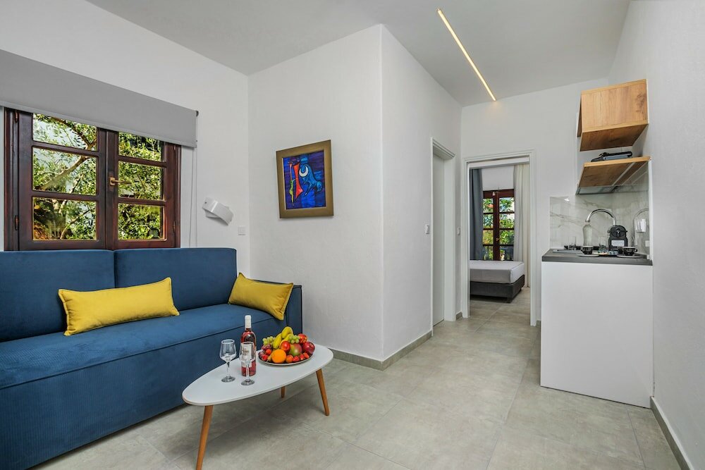 Фото Eleon Suites & Apartments