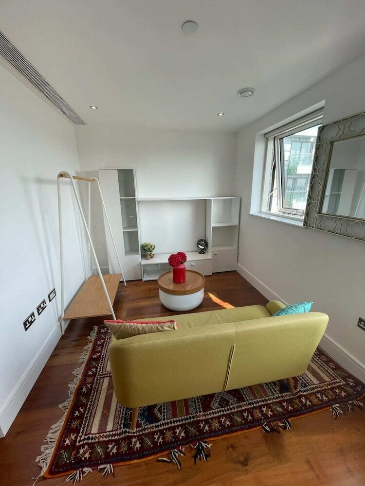 Фото Lovely Studio Flat With Pool - Canary Wharf