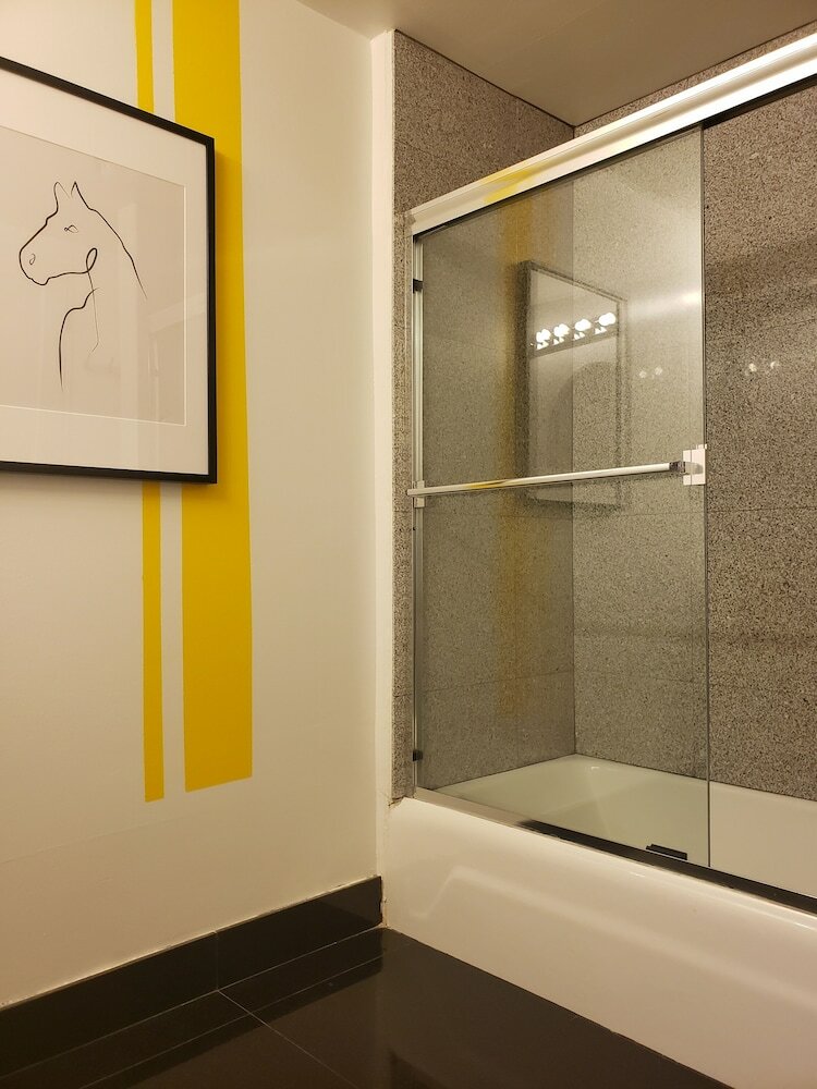 Фото Hotel and the City-Midtown