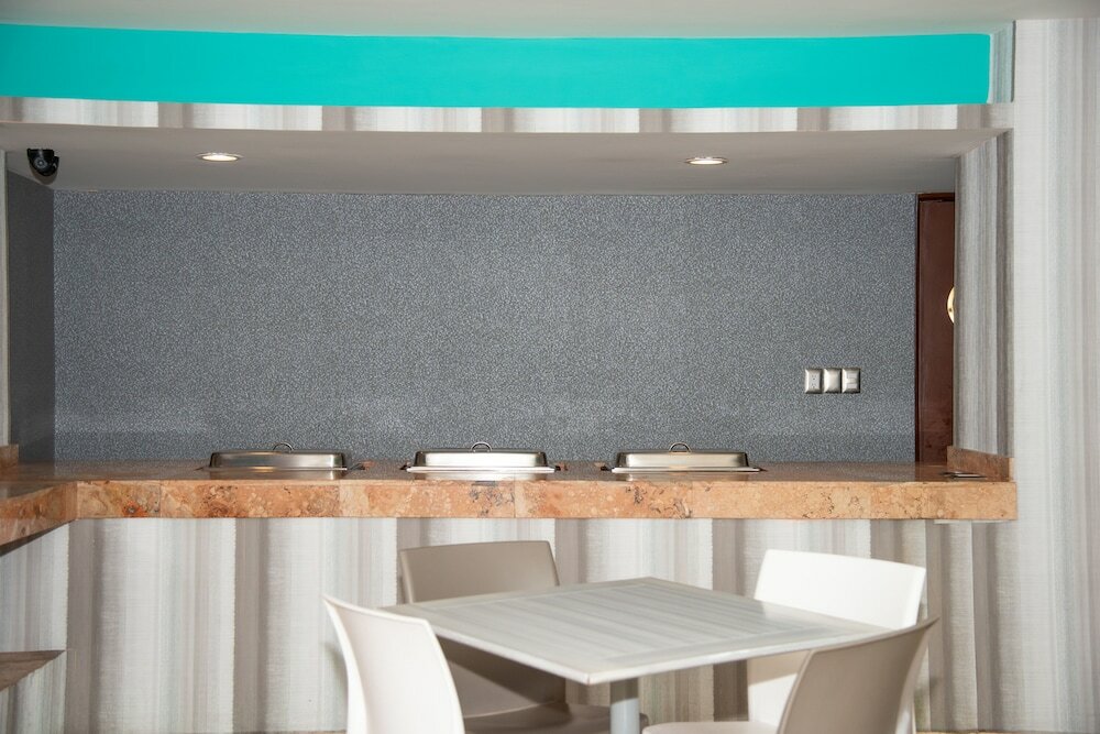 Фото Impala Hotel in front of the Ado