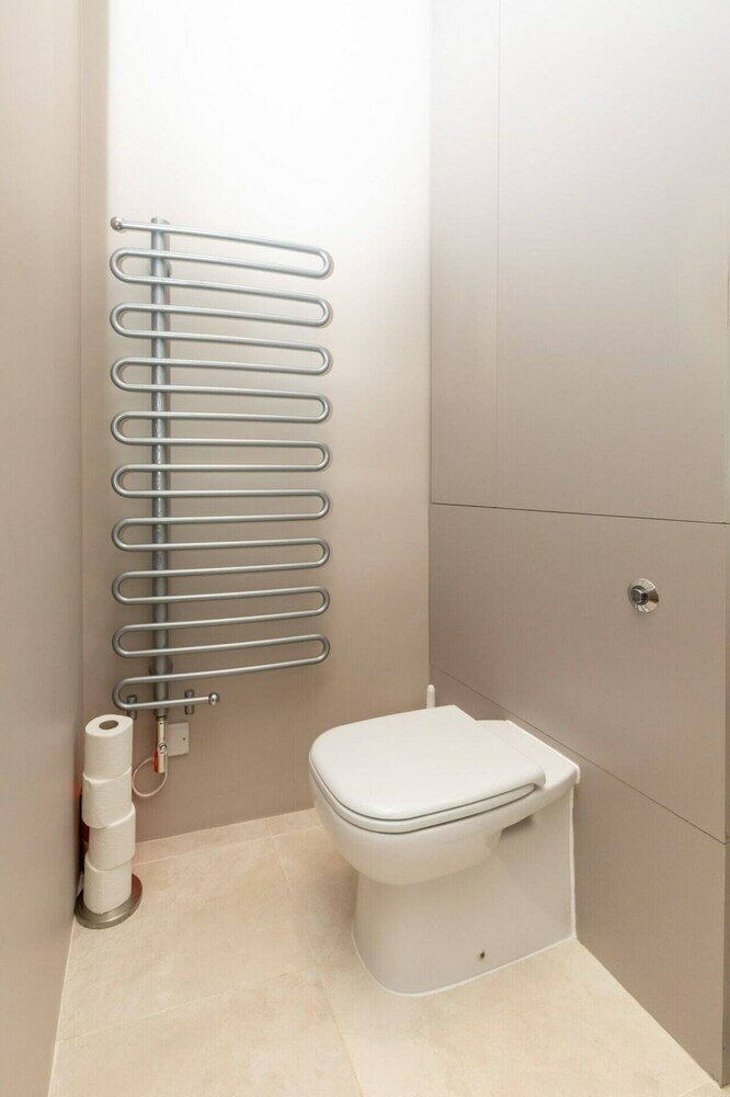 Фото Modern & Beautifully-lit 1 Bedroom Flat, Sheperd's Bush!