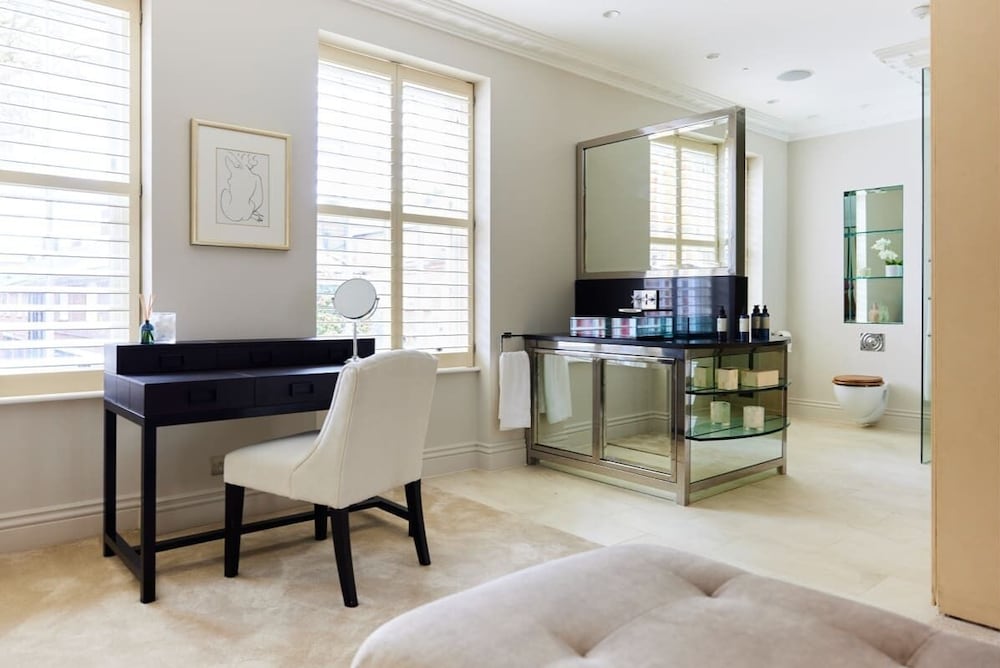 Фото The Chelsea Escape - Spacious 5bdr Flat With Garden