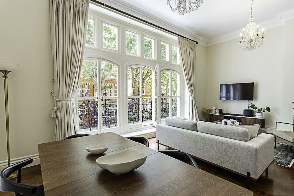 Фото Lovely, Stylish Two-bedroom Kensington Home