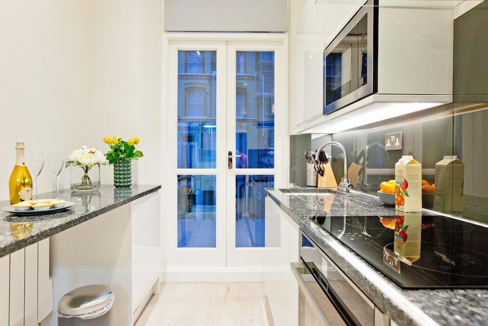 Фото High Street Kensington by Flying Butler