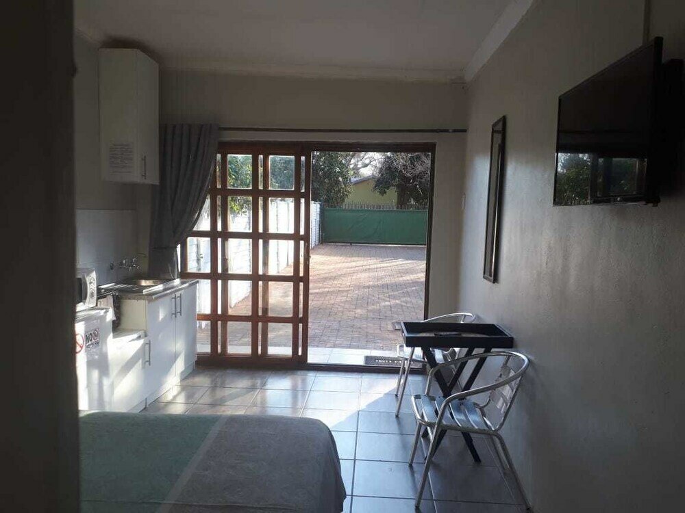 Фото Self Catering Studio Cottage