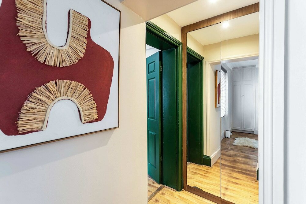 Фото Chiswick Gem: Stylish 1-bed Flat for Modern Living