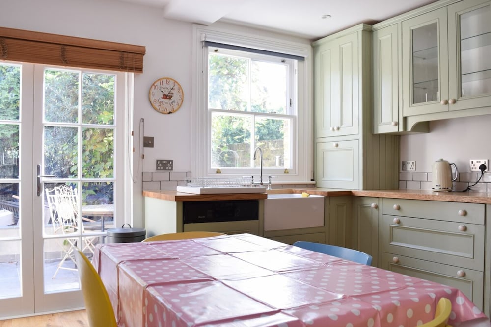 Фото Charming 3-bedroom Garden Flat In Edwardian Terrace