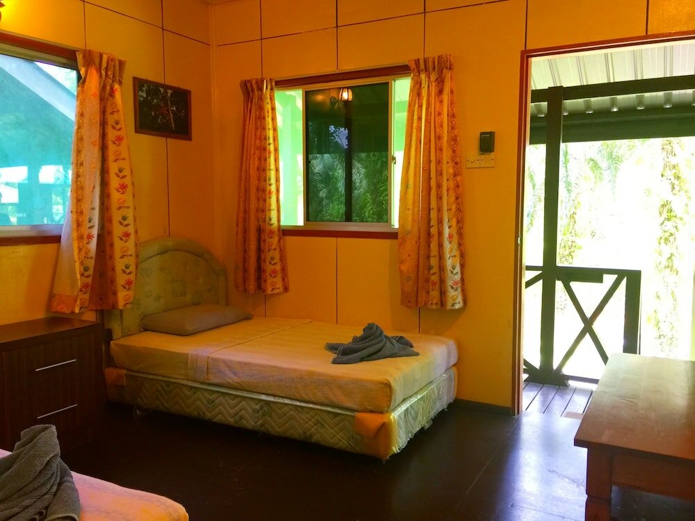 Фото Sukau Backpackers B&b