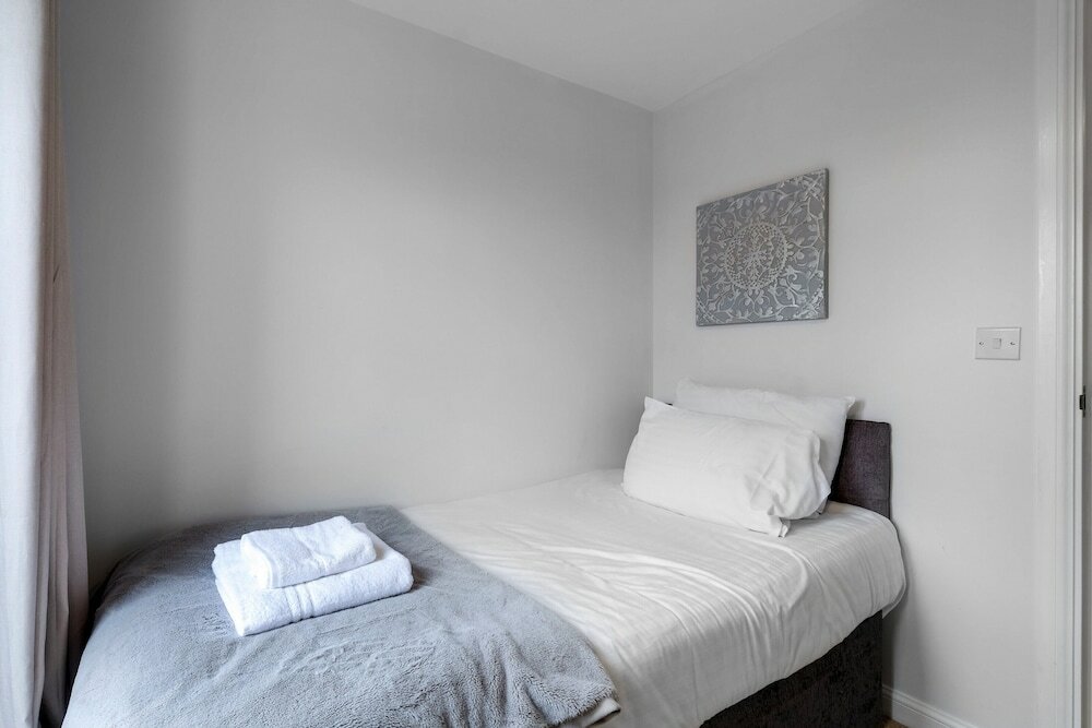 Фото Ferndale Serviced 4 Bedroom 2 Bath House