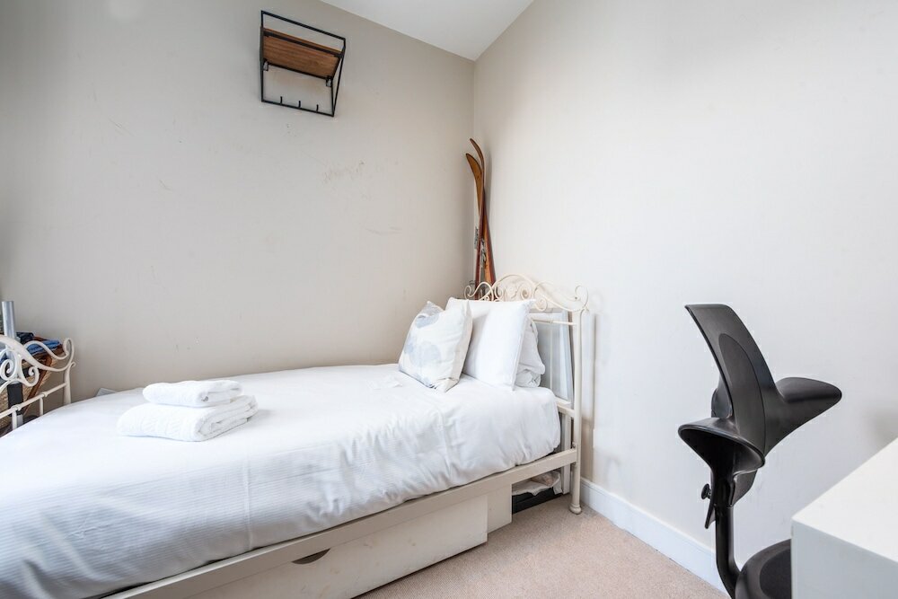 Фото Supreme Hampstead Home Next to Hampstead Heath by Underthedoormat