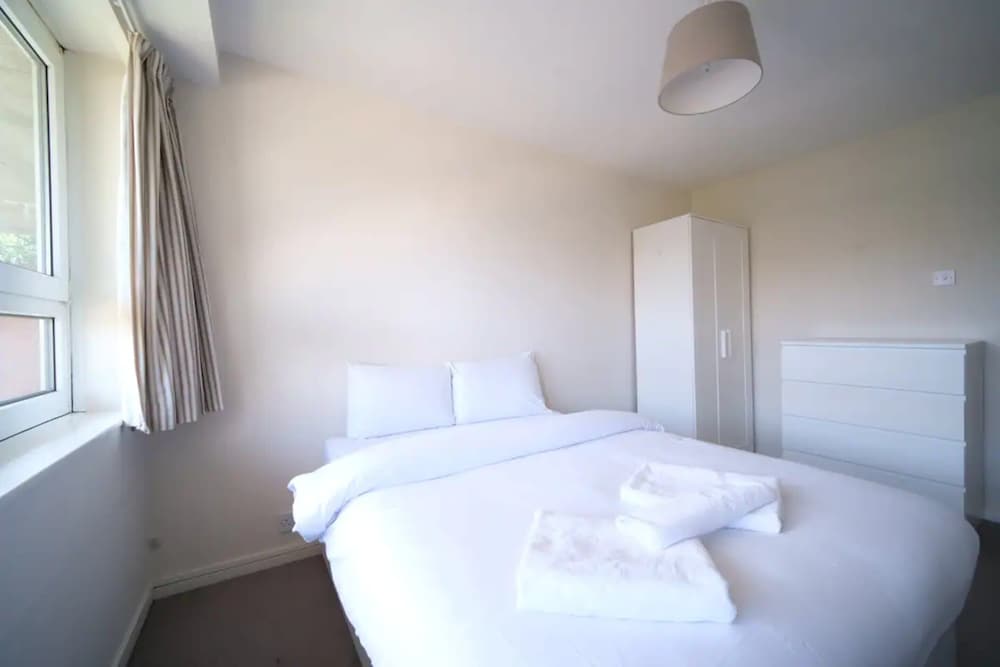 Фото Spacious 3 Bedroom Apartment in Battersea With Terrace