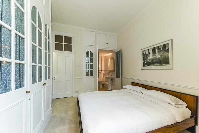 Гостиница Kensington Queens Gate Apartment в Лондоне