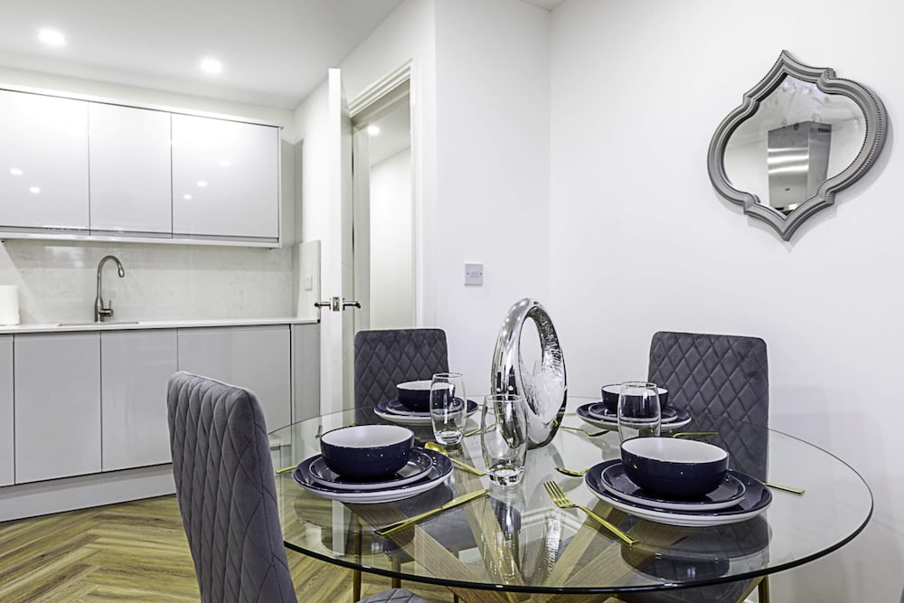 Фото Spacious and Beautiful Apartment In Hanwell