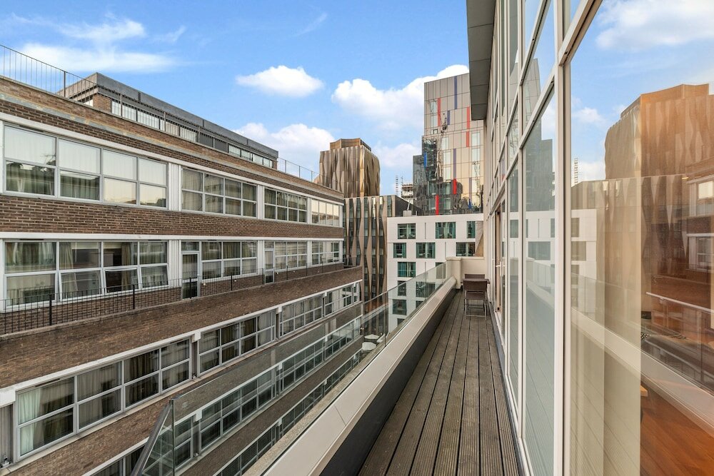 Фото Tower Hill City Centre Luxury Apartments