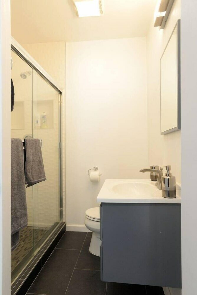 Фото Spacious House on Melrose w Private Backyard Gym